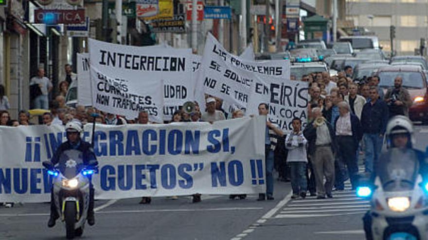 Manifestantes de O Castrillón y Eirís, ayer, por las calles de la ciudad.