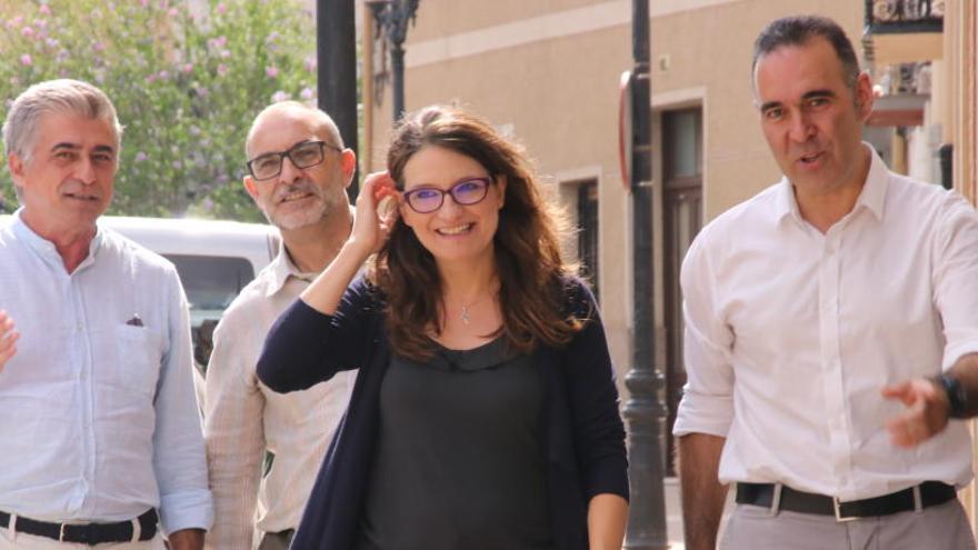 Mónica Oltra junto al alcalde Rafael Serralta a su llegada a Ibi