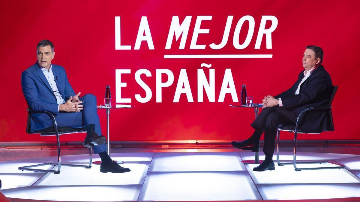 Pedro Sánchez conversa con Luis Planas en un acto del PSOE.