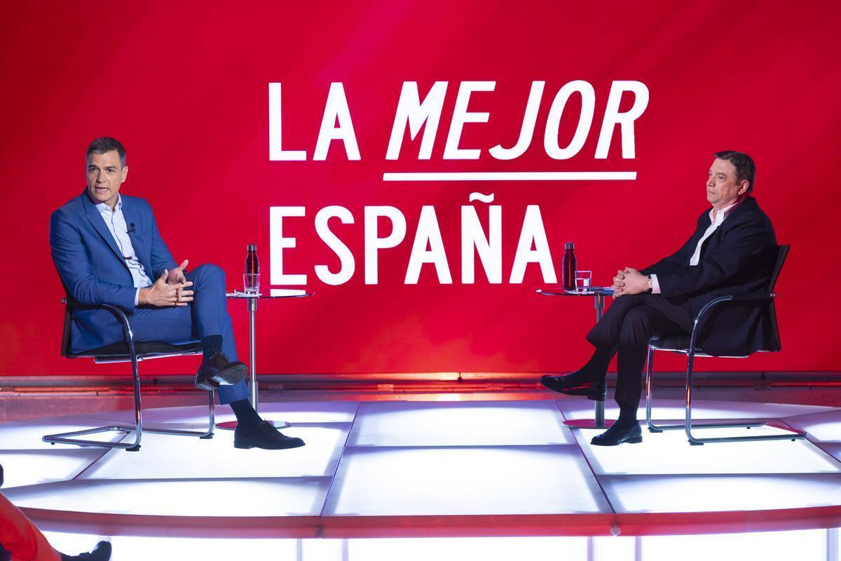 Pedro Sánchez conversa con Luis Planas en un acto del PSOE.