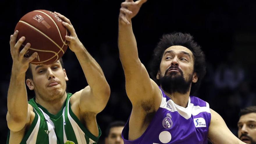 Nikola Radicevic, del Betis Energía Plus, ante Sergio Llull.