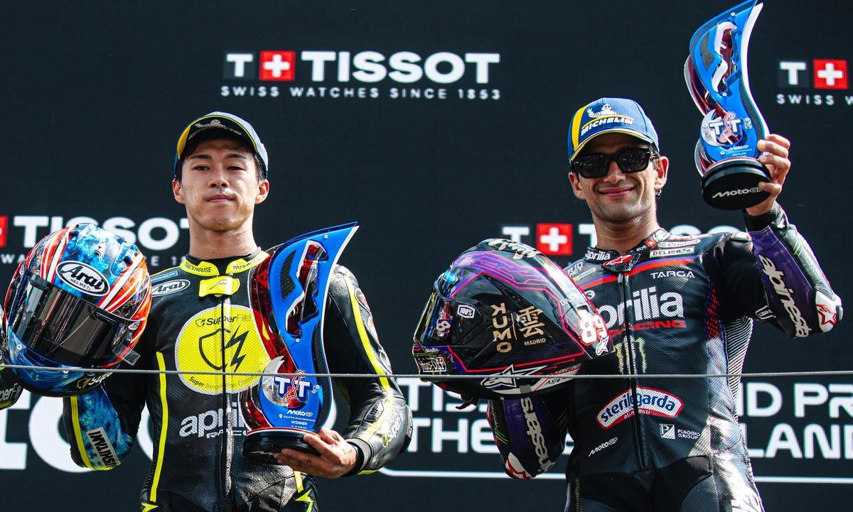 Ai Ogura y Jorge Martín, juntos en el podio, el domingo, en Assen, futuros compañeros en Yamaha-2027.