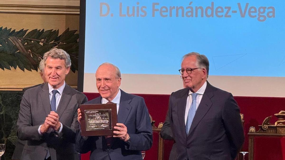 De izquierda a derecha, Alberto Núñez Feijóo, Luis Fernández-Vega Sanz y Antonio Basagoiti García-Tuñón.