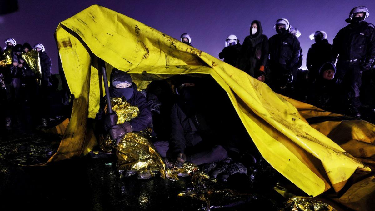 Manifestación contra una mina de lignito a cielo abierto en el pueblo alemán de Luetzerath. Los activistas reclaman que Alemania deje de extraer y quemar carbón lo antes posible por la lucha contra el cambio climático.