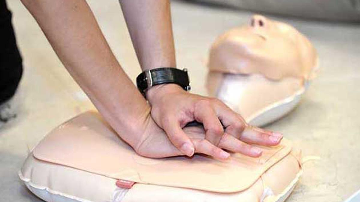 COLOCACION DE LAS MANOS PARA REALIZAR CORRECTAMENTE UNA REANIMACION CARDIOPULMONAR ( RCP ), QUE ESTA INDICADA EN CASOS DE PARADA CARDIACA Y AHOGAMIENTO.