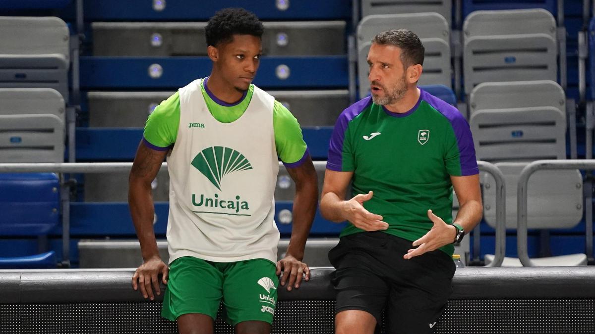 Ibon Navarro dialoga con Tyson Carter durante un entrenamiento.