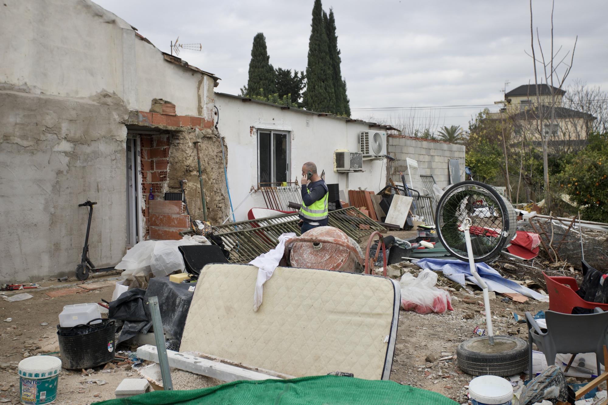 Descubren un arsenal de armas de guerra en una casa incendiada en Murcia