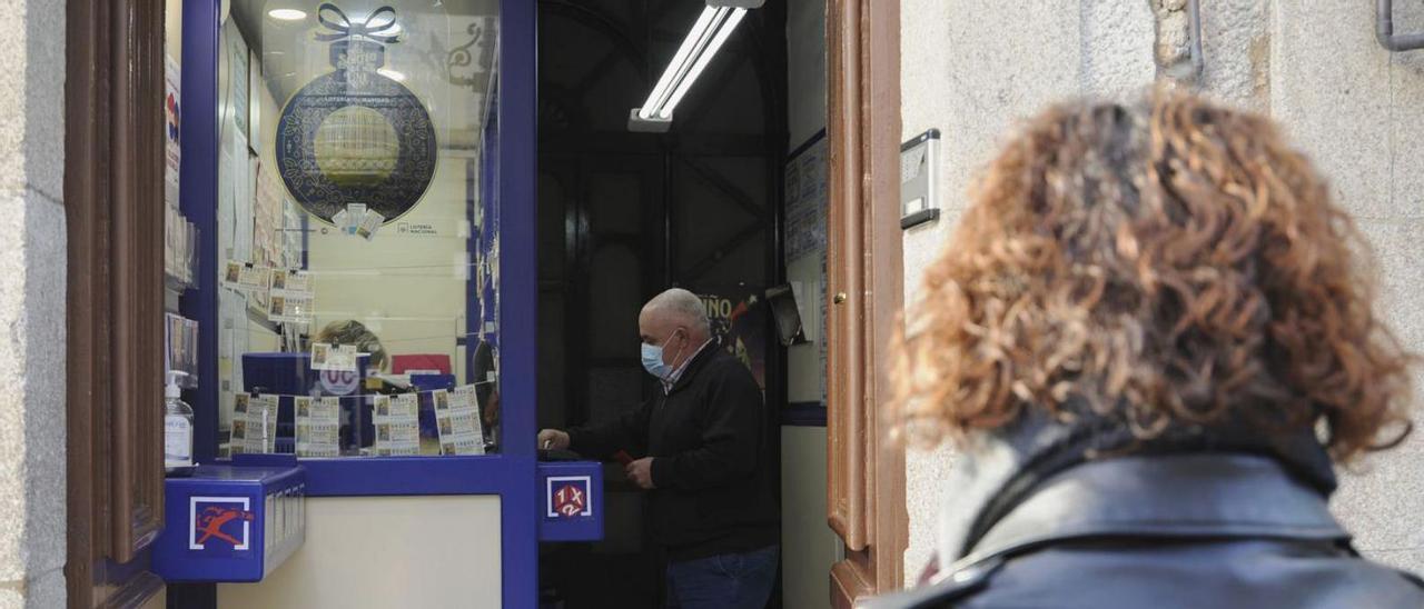 Gente comprando lotería, ayer, en una administración de Lalín. |  // BERNABÉ/JAVIER LALÍN