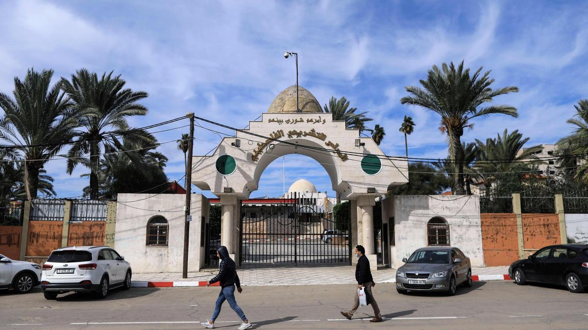 Ciudadanos palestinos caminan frente al Consejo Legislativo de Gaza.