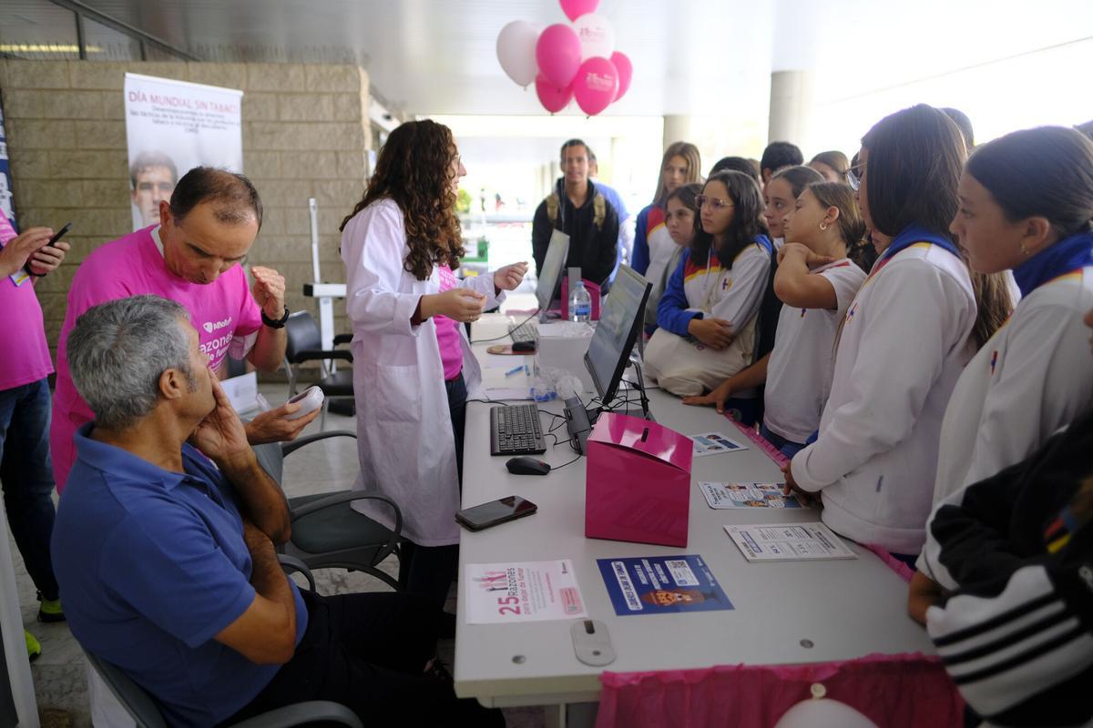 Jornada de prevención del tabaquismo en el Hospital Doctor Negrín