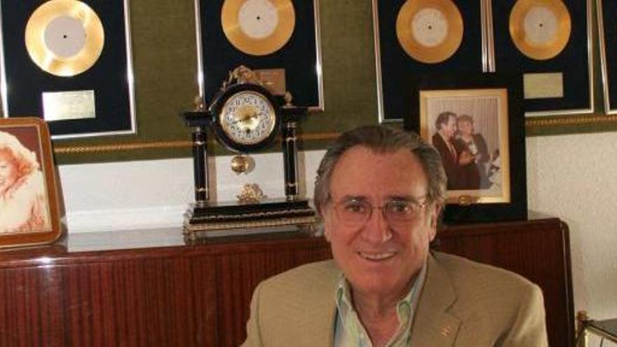 Manolo Escobar, con varios discos de oro en su casa, en una imagen de archivo.