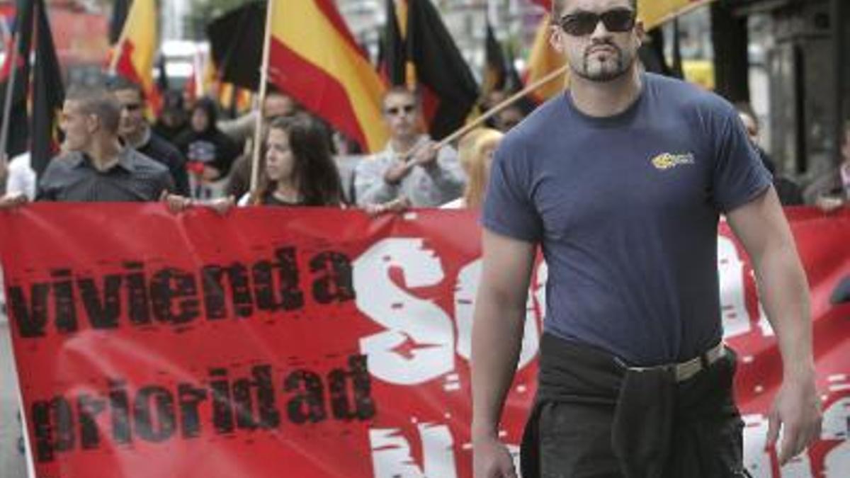 Cabecera de la manifestación que, convocada por la rama juvenil de Democracia Nacional, bajo el lema "Vivienda social, prioridad nacional", ha transcurrido desde Cibeles hasta la Puerta del Sol, en Madrid.