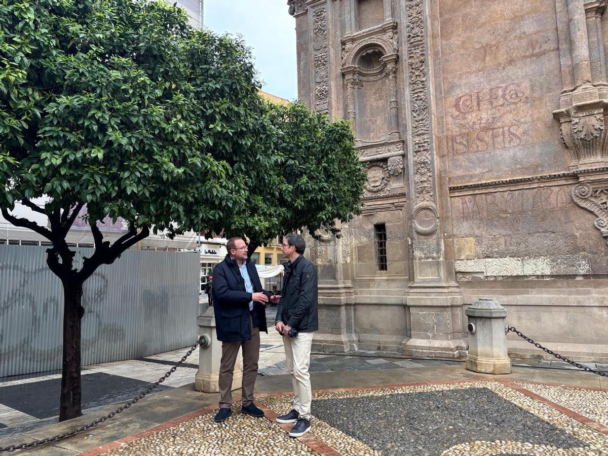 A la izquierda, el concejal de Desarrollo Urbano y Ciudad Inteligente, José Guillén, supervisa el final de la campaña.