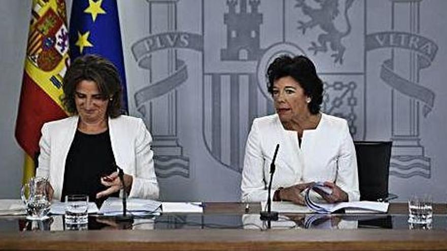 La ministra portaveu en funcions, Isabel Celaá, i la de Transició Ecològica, Teresa Ribera, ahir a la Moncloa