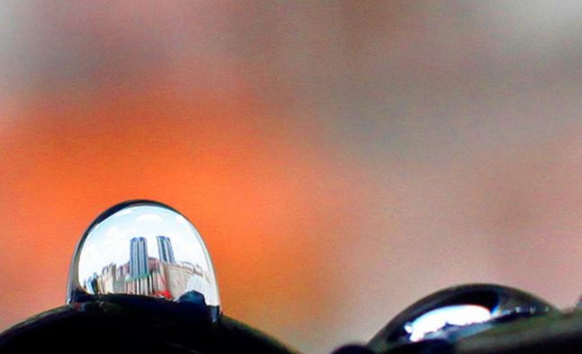 Reflexos. Una gota d’aigua reflecteix el desenvolupament urbanístic de la ciutat de Singapur.