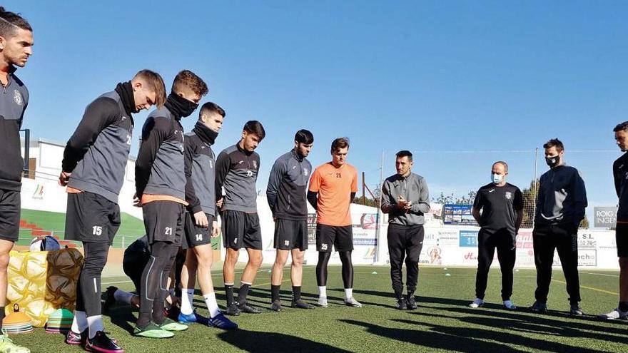 Charla del entrenador valenciano a sus jugadores durante el entrenamiento de ayer viernes, en la víspera del encuentro.
