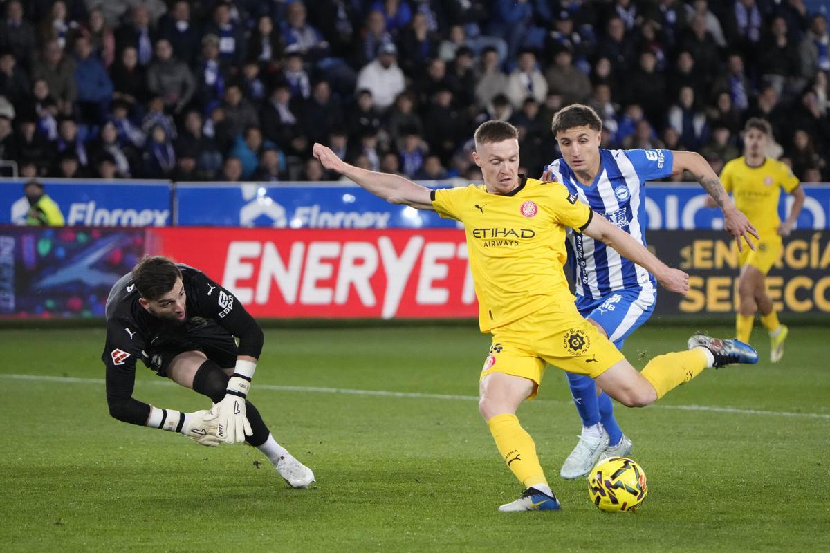 Vitoria, 23/02/2026.- El delantero ucraniano del Girona Viktor Tsygankov se dispone a rematar ante el guardameta del Alavés Antonio Sivera para conseguir el segundo gol del equipo gerundense durante el encuentro correspondiente a la jornada 25 de Laliga EA Sports que Deportivo Alavés y Girona FC disputan este lunes en el estadio de Mendizorroza, en Vitoria. EFE/ Adrián Ruiz Hierro Vitoria, 23/02/2026.- El delantero ucraniano del Girona Viktor Tsygankov se dispone a rematar ante el guardameta del Alavés Antonio Sivera para conseguir el segundo gol del equipo gerundense durante el encuentro correspondiente a la jornada 25 de Laliga EA Sports que Deportivo Alavés y Girona FC disputan este lunes en el estadio de Mendizorroza, en Vitoria. EFE/ Adrián Ruiz Hierro
