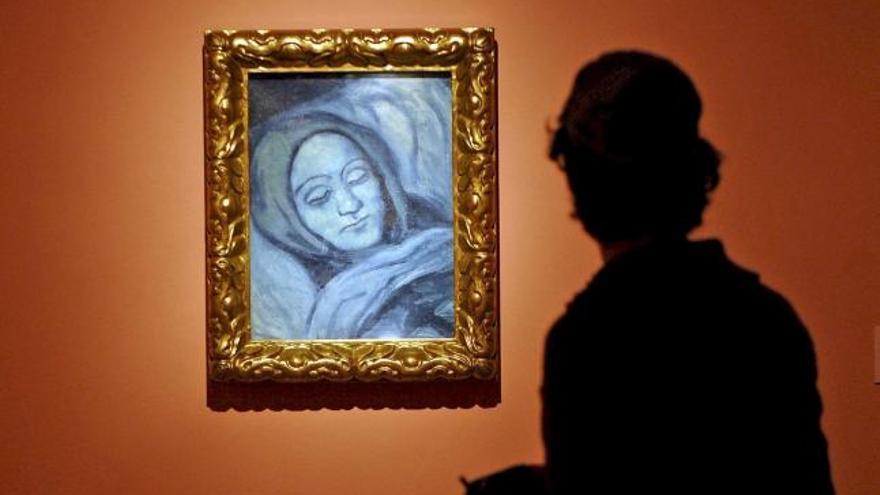 Una persona contempla el cuadro &quot;La mujer muerta&quot; (1903), de Pablo Picasso, durante la presentación en el IVAM de la exposición &quot;De Gaudí a Picasso&quot;, que reúne más de un centenar de obras procedentes de museos como el Picasso de Barcelona, el Reina Sofía, el Thyssen, el Prado y el Pompidou, entre otros.
