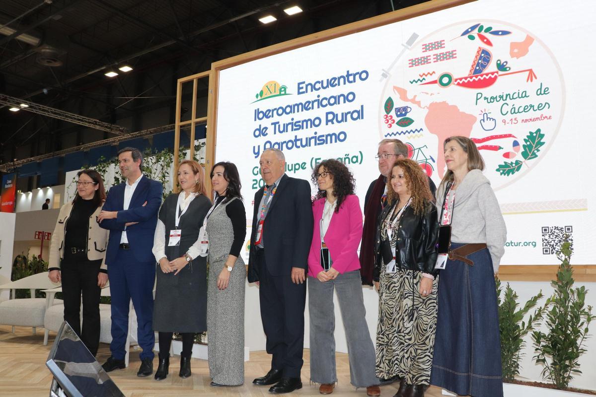 Esther Gutiérrez, vicepresidenta Primera de la Diputación de Cáceres, con el vicepresidente de Iberoatur, Henrique Sim-Sim Carvalho y técnicos del proyecto.