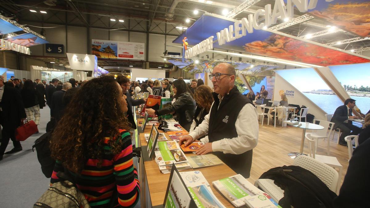 Reparto de material promocional en Fitur.