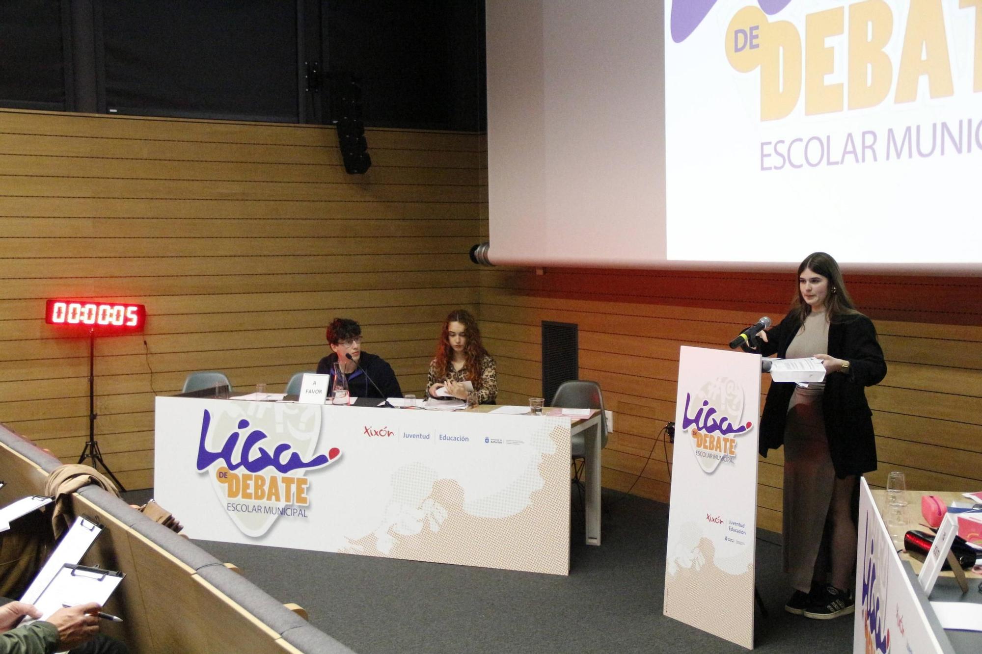 La semifinal de la Liga de Debate Escolar Municipal de Gijón, en imágenes