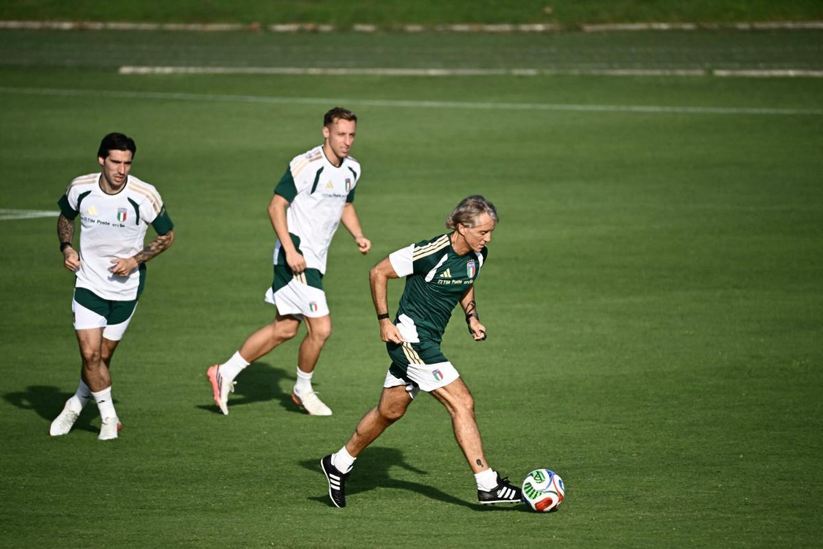 Roberto Mancini, al frente del entrenamiento de Italia en Coverciano de este lunes.