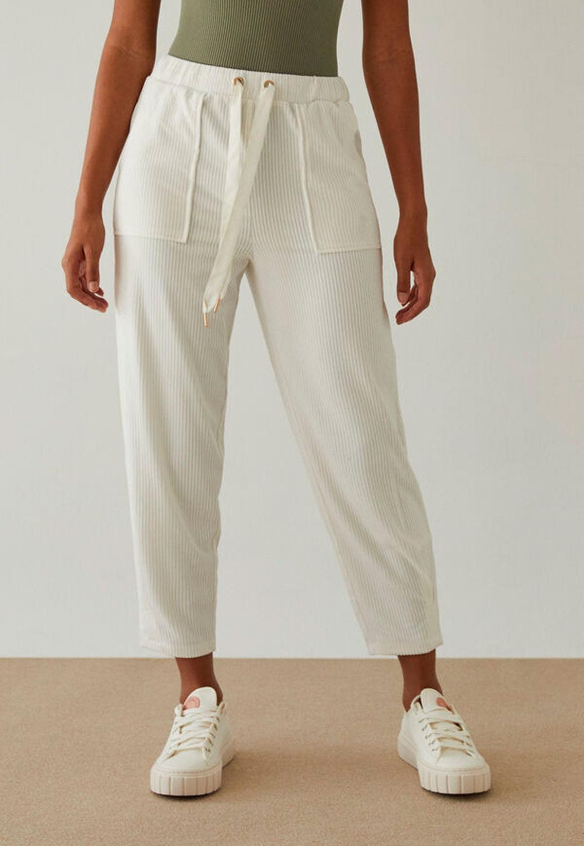 Pantalón de pana en color crudo de Women' Secret (precio: 21,99 euros)