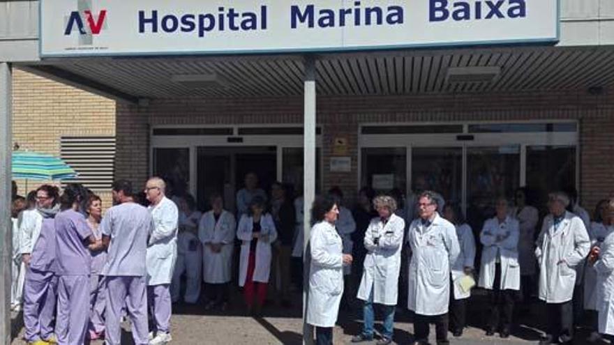El Hospital Marina Baixa guarda un minuto de silencio por los atentados de Bruselas
