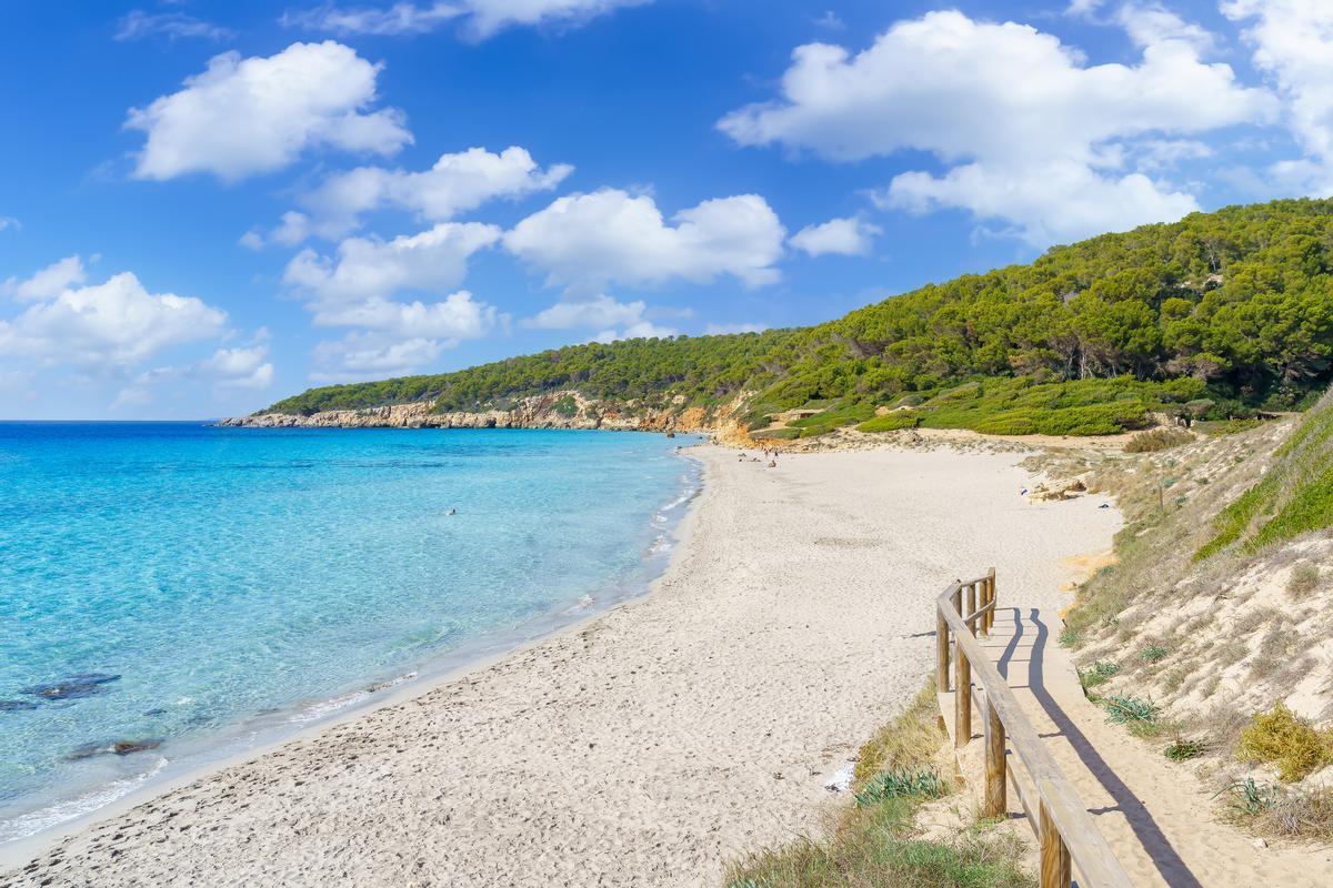 Paisaje con playa de Binigaus