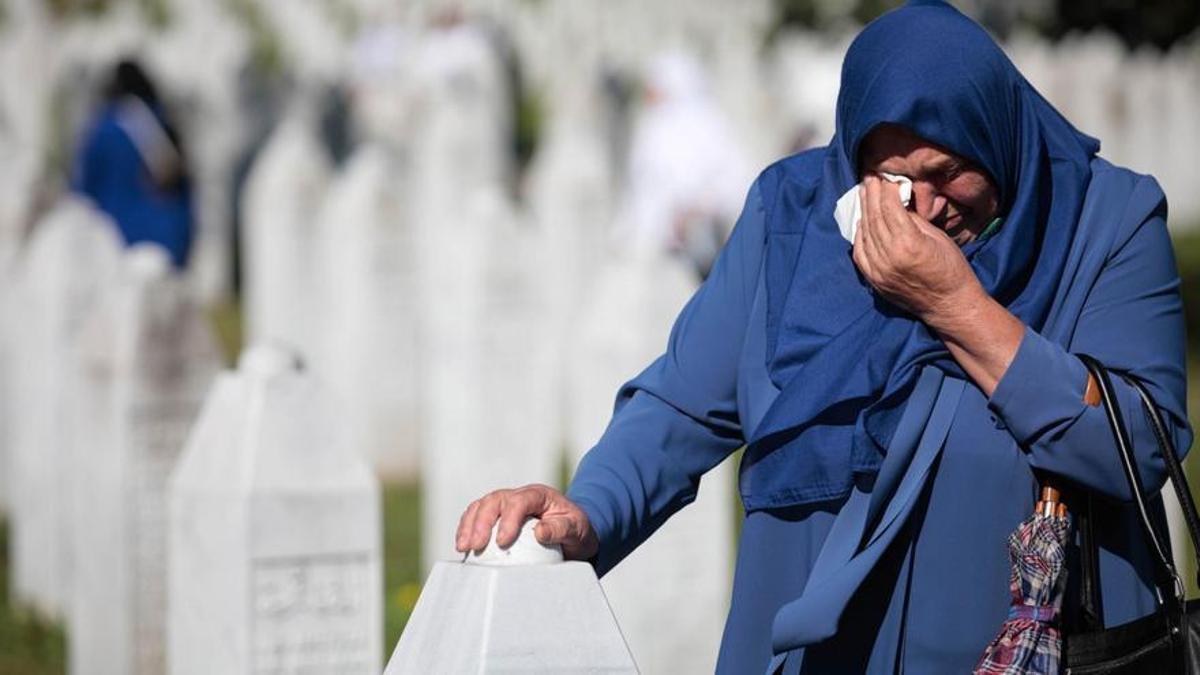 Una mujer musulmana bosnia visita lápidas en el Monumento del Genocidio de Srebrenica.