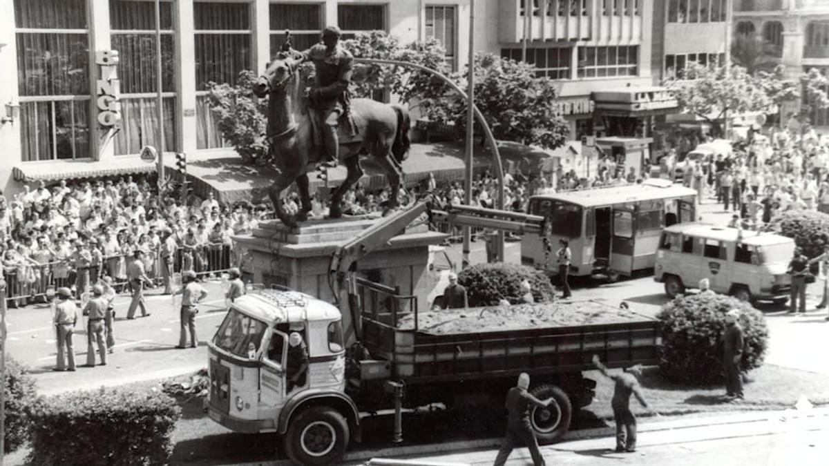 Aniversario de la retirada de la estatua de Franco de la plaza del Ayuntamiento