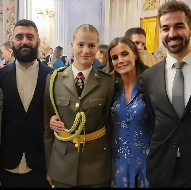 La princesa Leonor y la reina Sofía junto a dos premiados de los Princesa de Girona (Juan Zamora y Guille Martínez Gauna-Vivas) en el Día de la Hispanidad de 2023