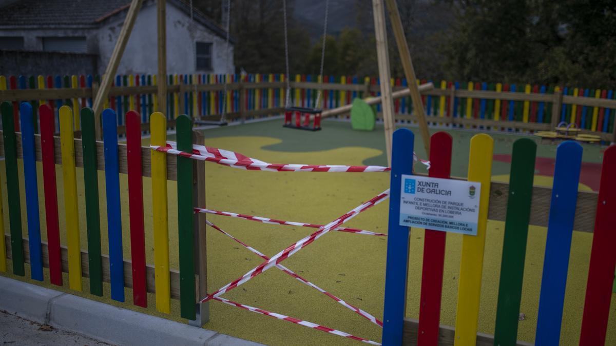 El parque infantil de Lobeira, recién construido, está por ahora precintado. // BRAIS LORENZO