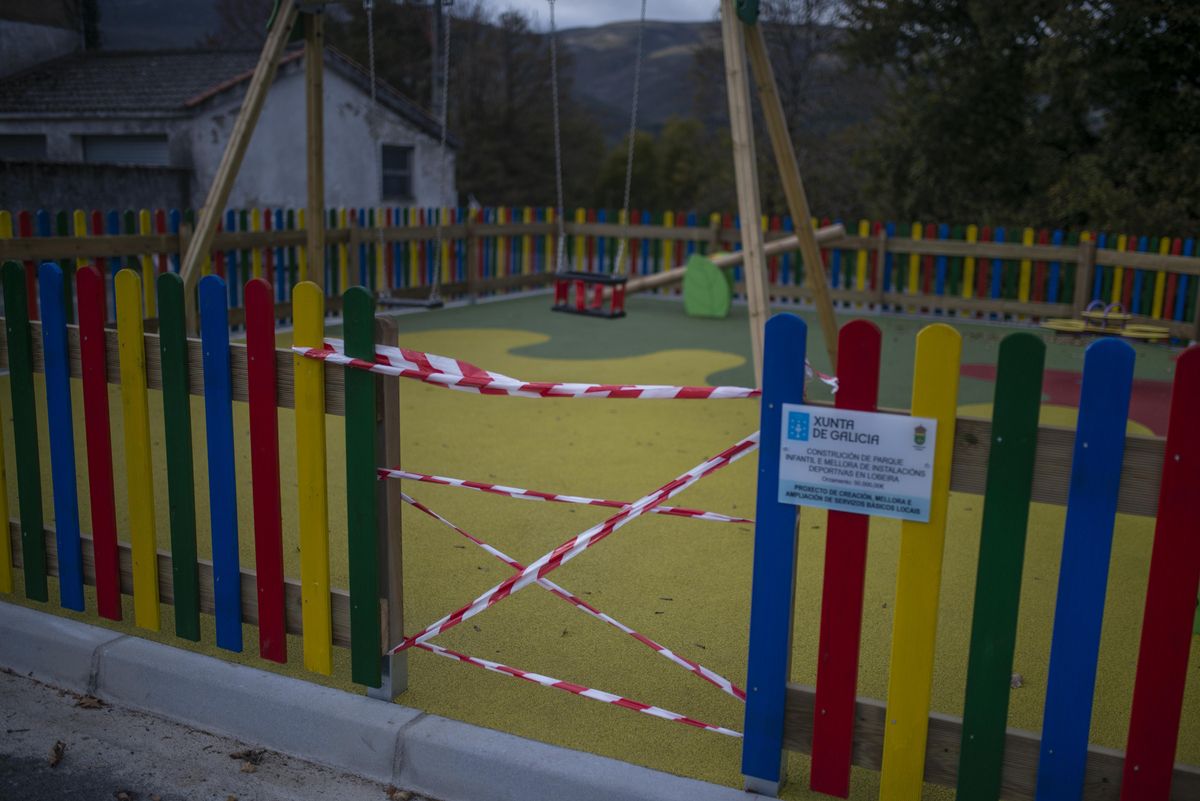 El parque infantil de Lobeira, recién construido, está por ahora precintado. // BRAIS LORENZO