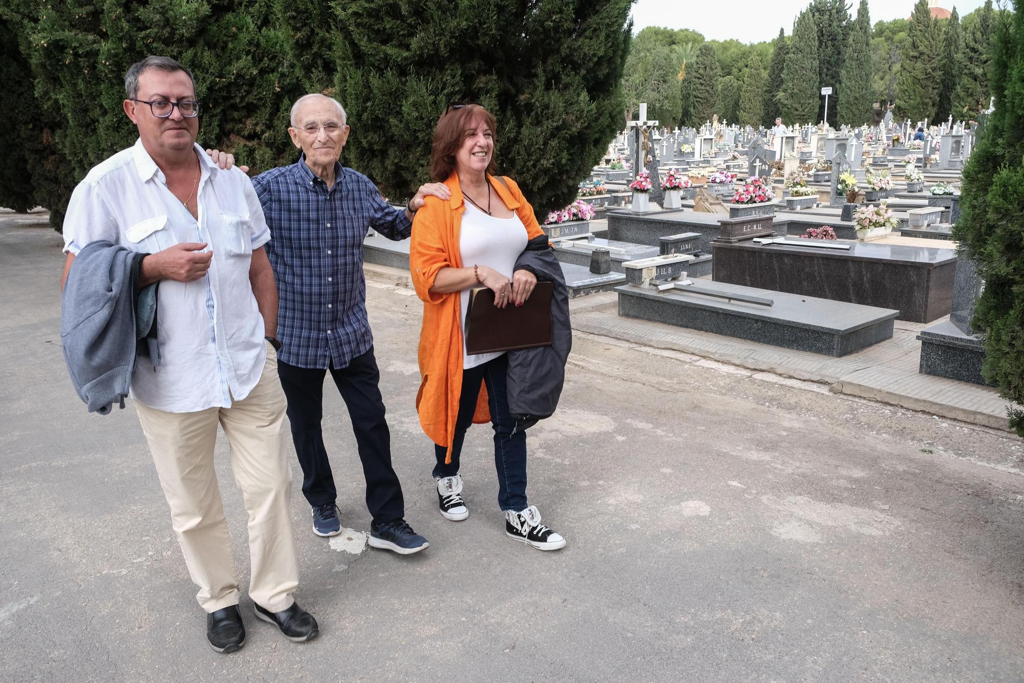 Vicente Olcina en el Cementerio de Alicante entre su hija Salud Olcina y Antonio Gisbert, representante en el Alto y Medio Vinalopó de la Asociación de Familiares de Represaliados por el Franquismo del Cementerio de Alicante.