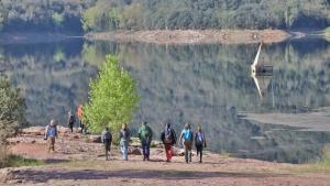 Unos visitantes en el pantano de Sau, en Osona.