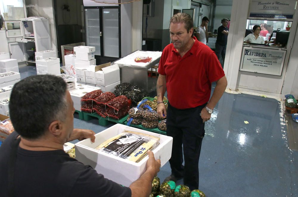 Así es un día de trabajo en la pescadería de Mercamálaga