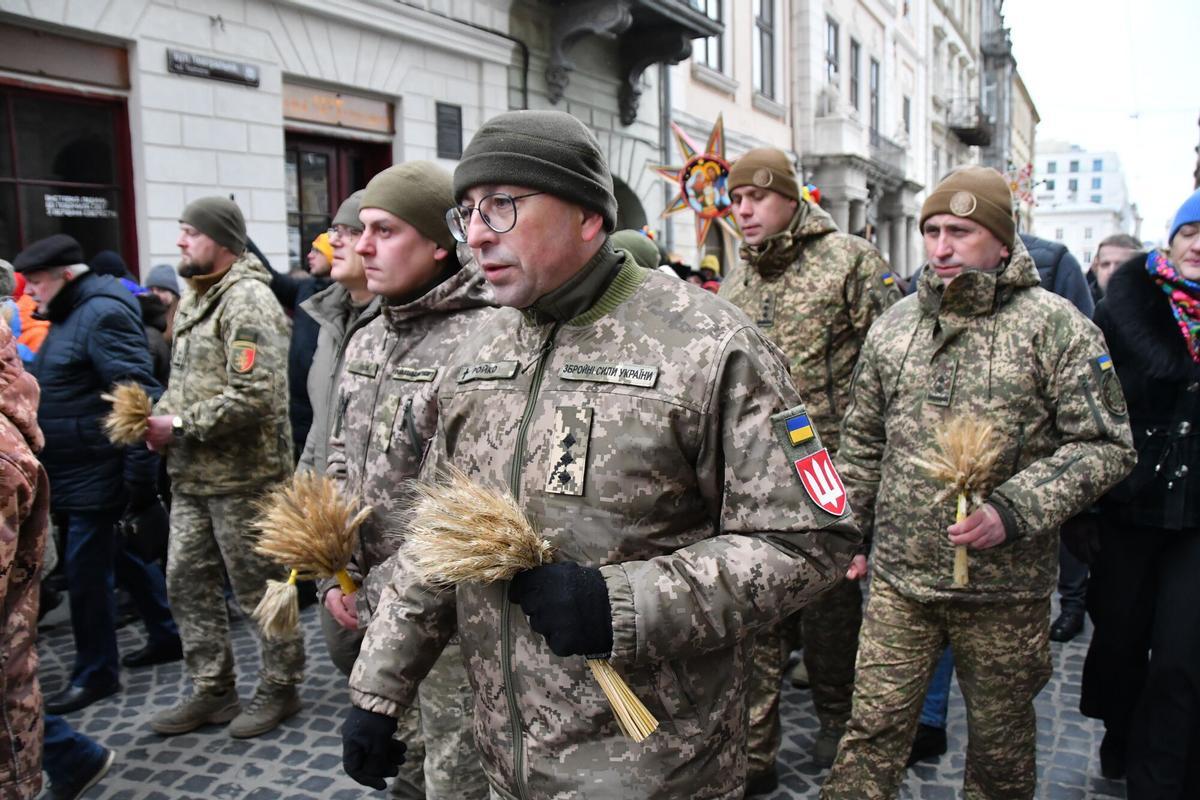 Ukrainian servicemen attend a parade on Orthodox Christmas eve in downtown Lviv, Ukraine, on Wednesday, Dec. 24, 2025. (AP Photo/Mykola Tys)