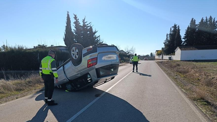 Herido leve un hombre de 72 años tras salirse de la vía y volcar su coche en Chimillas, Huesca