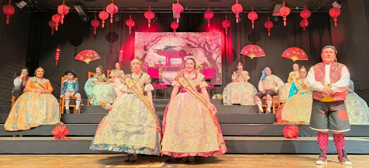 Presentación de la falla Amics del Foc.