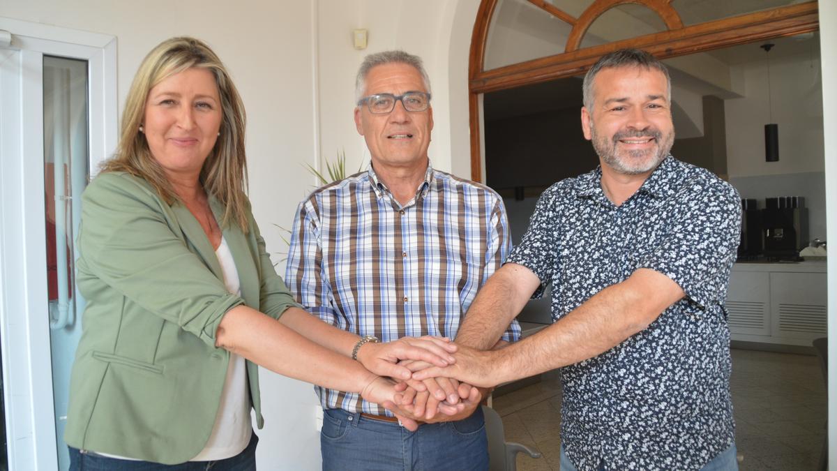 Ripoll, Martínez i Llorens en la signatura del pacte de Roses
