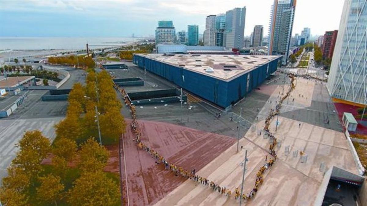 BARCELONA. Imagen aérea de la cadena humana en el recinto que acogió el Fòrum de les Cultures.