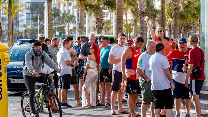 La Policía Local disuelve grupos de ingleses bebiendo en las calles de Benidorm