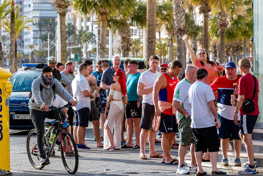 La Policía Local disuelve grupos de ingleses bebiendo en las calles de Benidorm