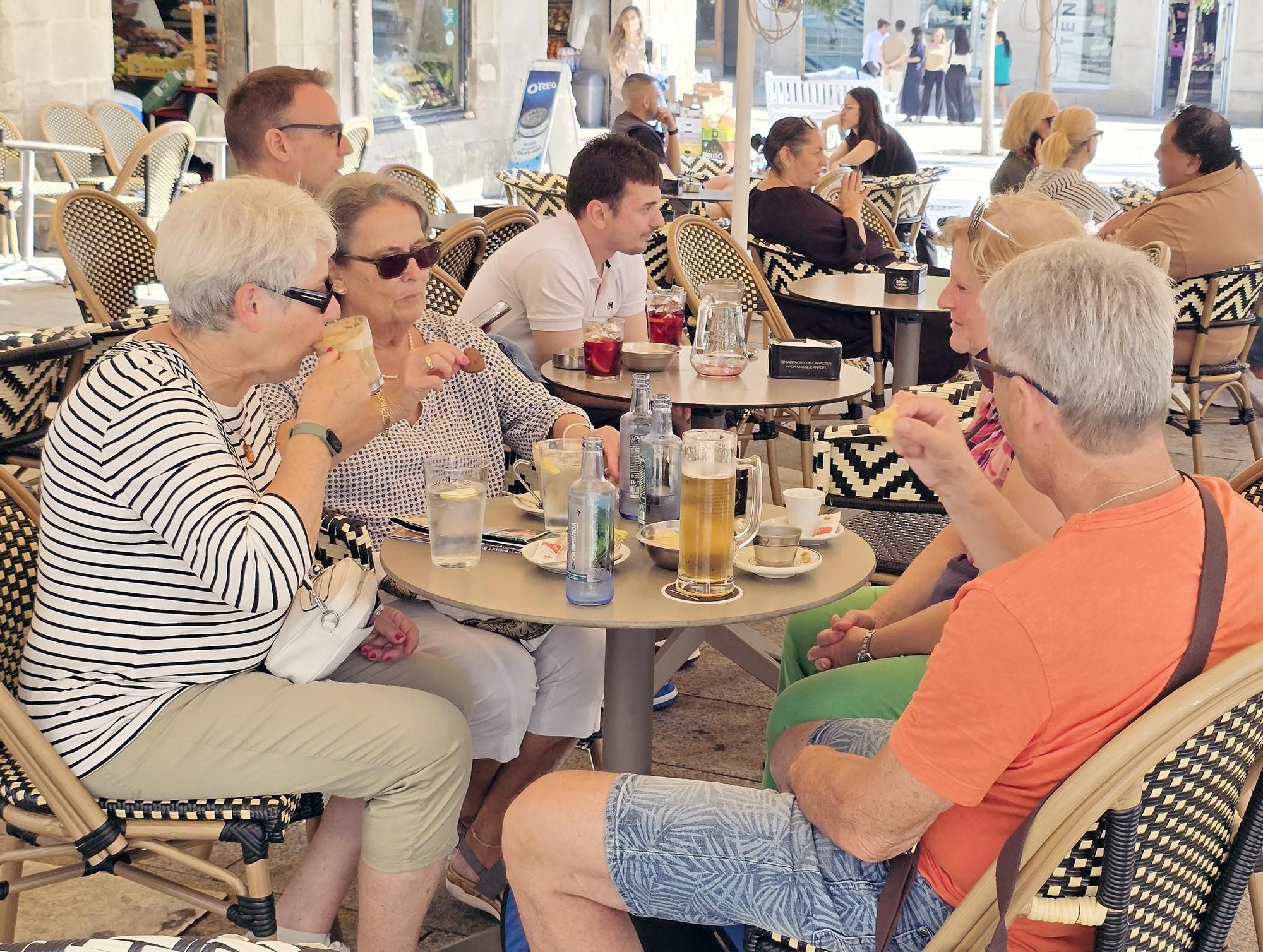 Visitantes y cruceristas del Island Sky y Costa Favolosa animaron un Vigo soleado