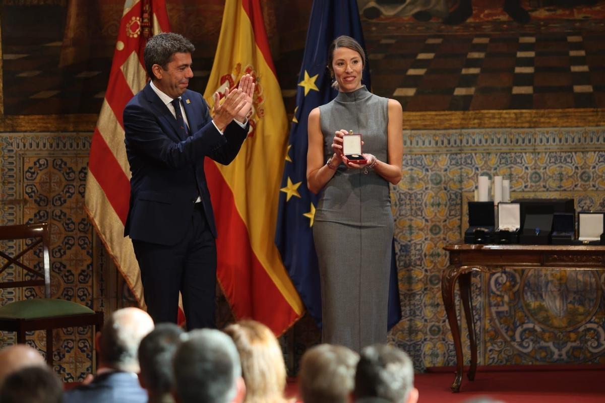 Marta Linares recoge el galardón de manos del president Carlos Mazón