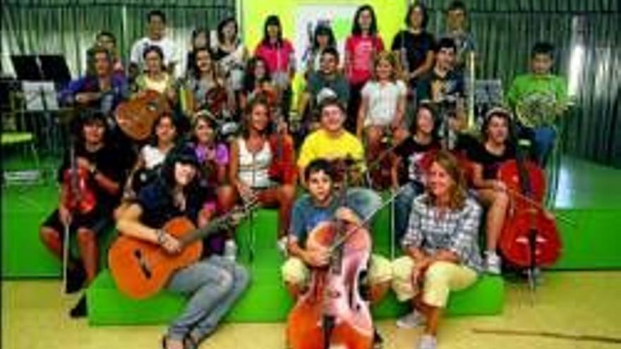 La orquesta de los jóvenes talentos toca en el instituto