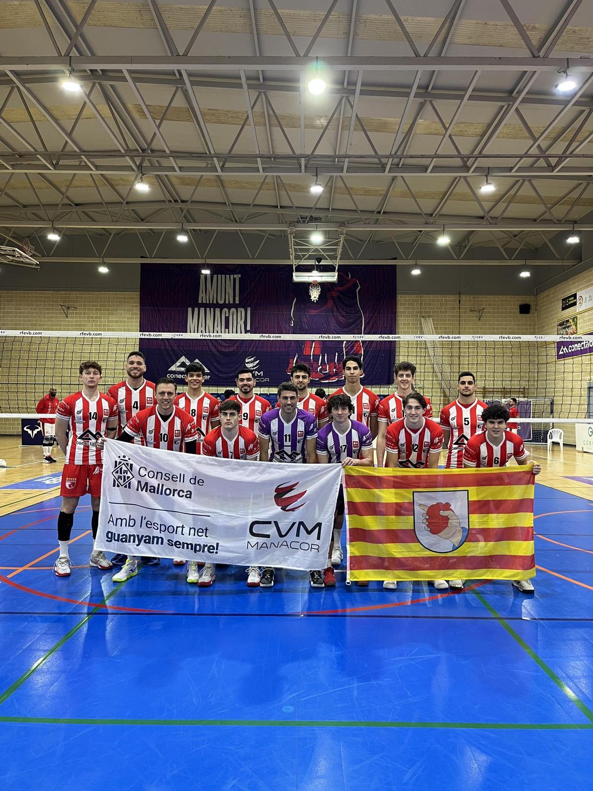 La plantilla del Conectabalear posa en el Miquel Àngel Nadal.