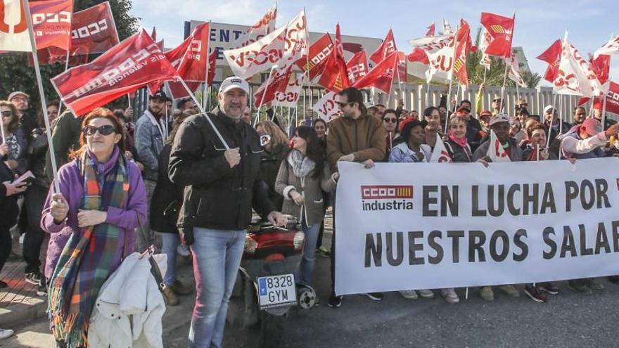 Trabajadores de Bonnysa, protestando ante las instalaciones de la empresa