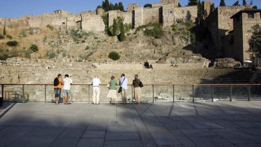 Turistas contemplan el Teatro Romano.